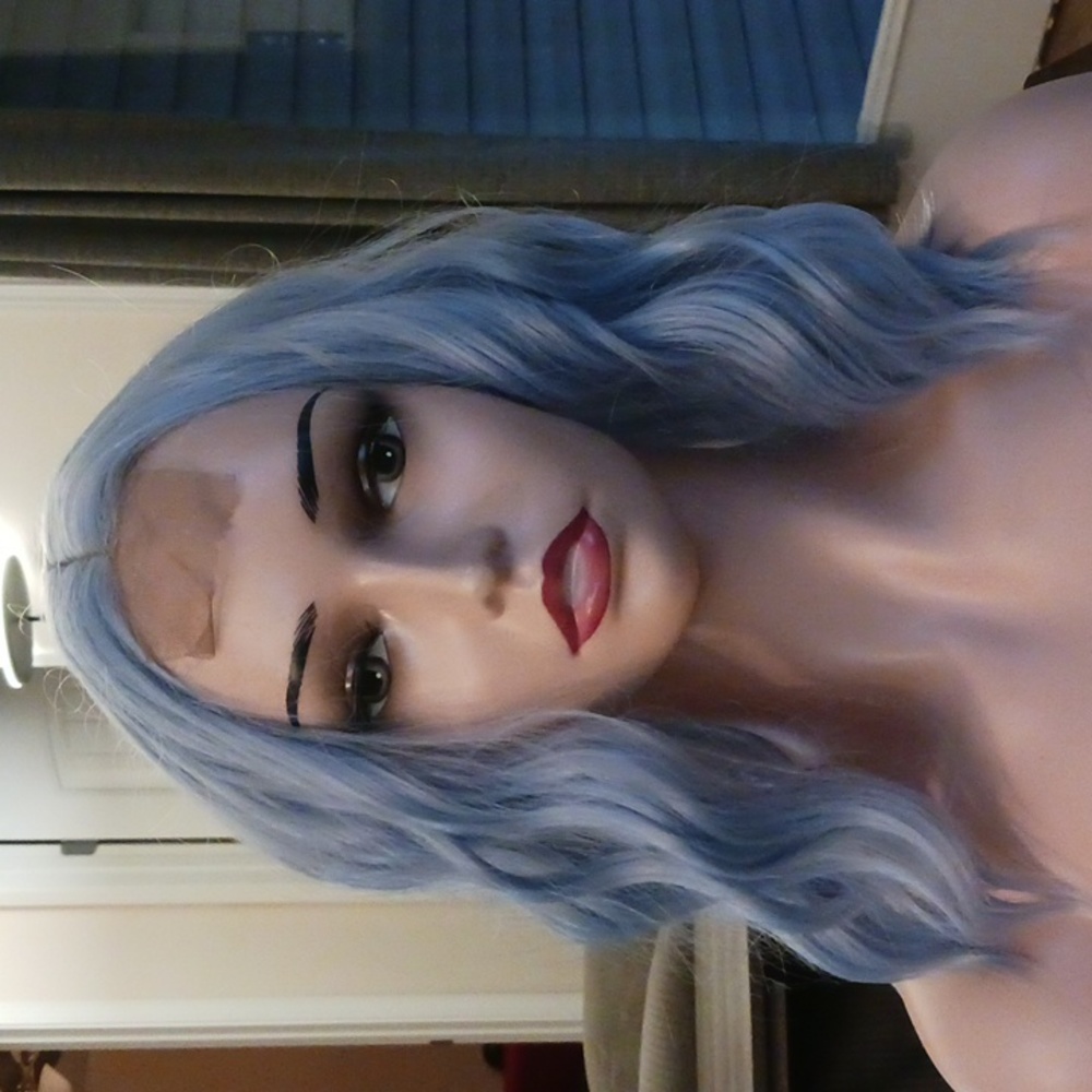Light blue wavy wig